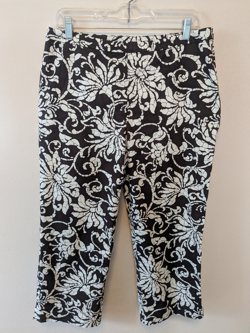 Chico's Black and White Floral Cropped Capris